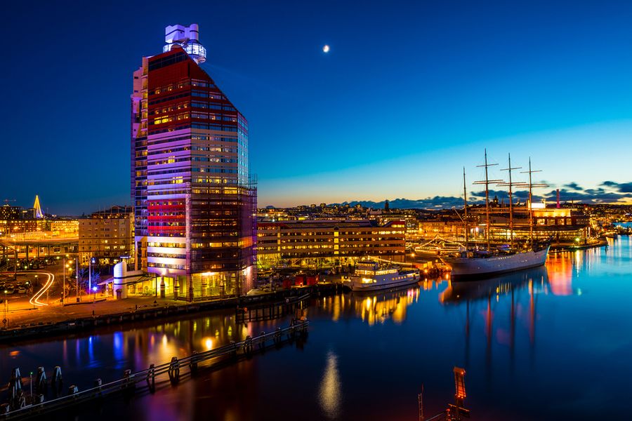 Een foto van de waterkant in Göteborg 's nachts.