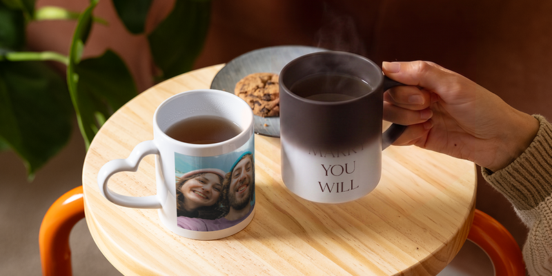 Een gepersonaliseerde warmtegevoelige albelli mok onthult langzaam de woorden ‘Wil je met me trouwen?’, als een creatief en romantisch aanzoekidee.
