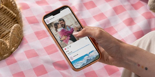 Iemand zoekt op een smartphone naar leuke valentijnsdag teksten voor Instagram en wat te schrijven voor valentijnsdag voor een valentijnscadeau bij albelli.
