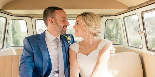Fee, Editorial Content Specialist bij albelli, zit op haar trouwdag in een auto met haar man, als introductie op wedding planning tips van een voormalige bruid.