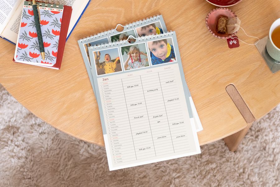 Gepersonaliseerde albelli familieplanner prominent tentoongesteld op een houten salontafel.