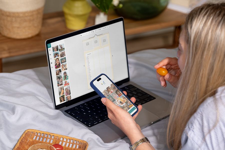 Vrouw gebruikt haar laptop om een gepersonaliseerde familieplanner te maken met de eenvoudige albelli editor.