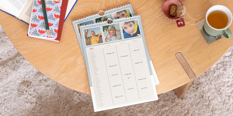 Gepersonaliseerde albelli familieplanner prominent tentoongesteld op een houten salontafel.