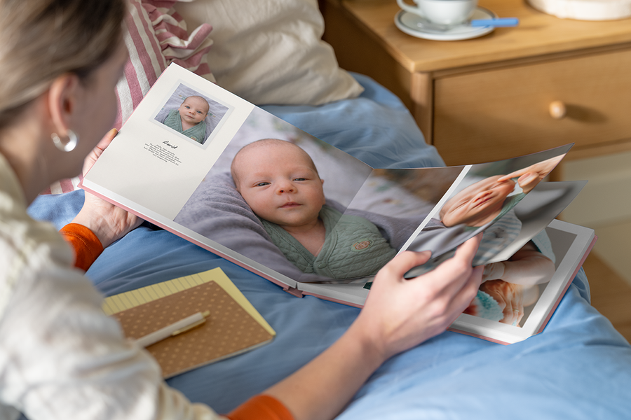 Een open mijn eerste fotoboek van albelli met tekst die laat zien hoe je gepersonaliseerde details toevoegt.