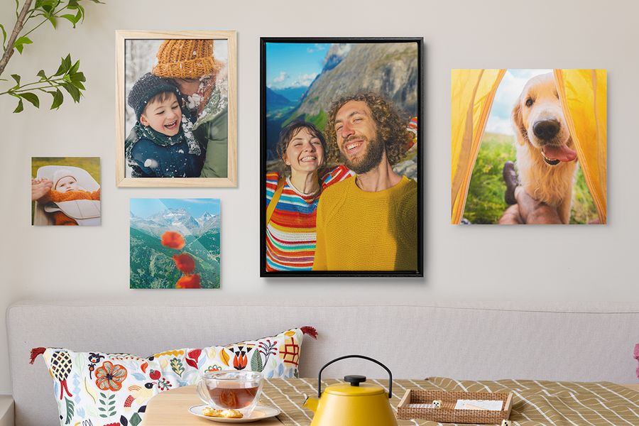 Voorbeelden van muurdecoratie, met verschillende stijlen zoals ingelijste prints, foto op canvas en foto op forex.