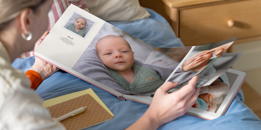 Een open mijn eerste fotoboek van albelli met tekst die laat zien hoe je gepersonaliseerde details toevoegt.