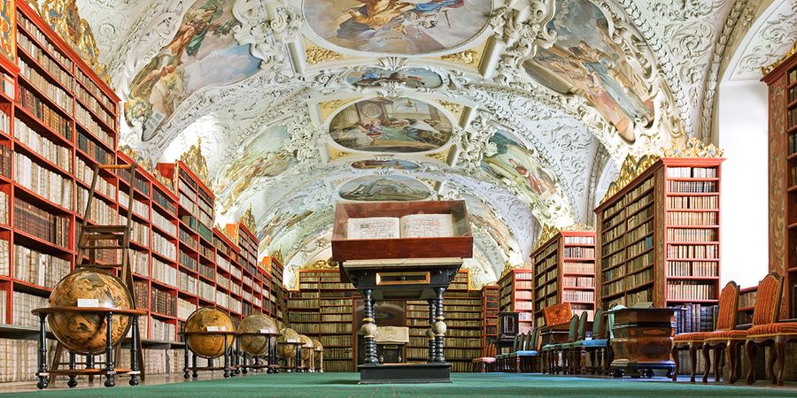 De Theologische Zaal van de Strahov-bibliotheek in Praag, een van de mooiste bibliotheken ter wereld en een topbestemming voor een literaire reis met albelli.