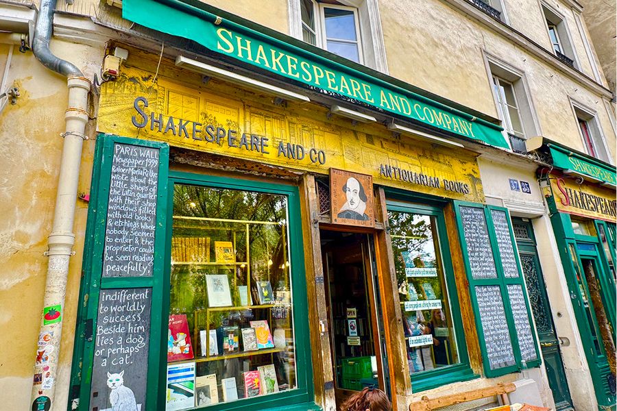 Shakespeare and Company in Parijs, een historische boekhandel aan de Seine en een verzamelplaats voor beroemde schrijvers, een must-see voor een literaire reis met albelli.