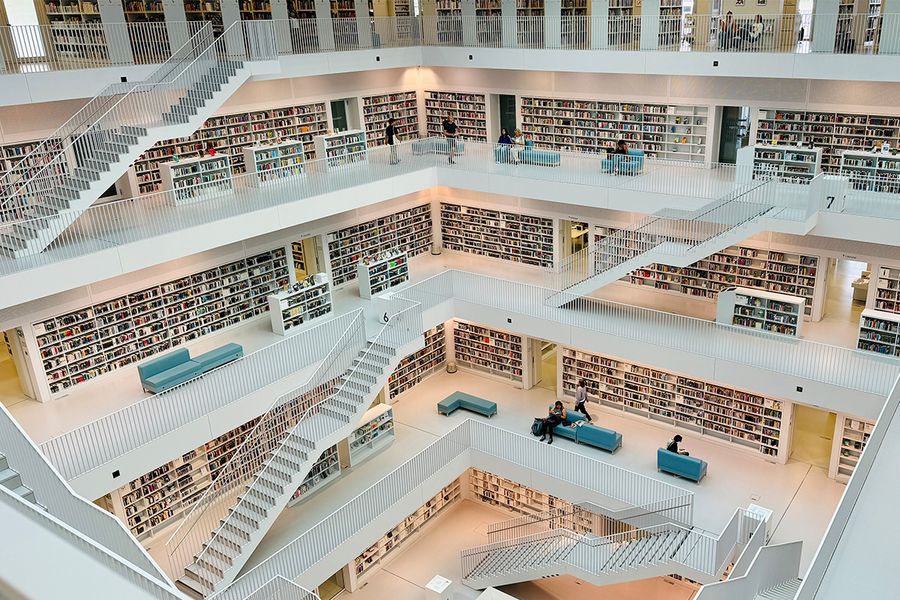 De stadsbibliotheek van Stuttgart in Duitsland, een futuristisch wit atrium met minimalistisch design, een moderne bestemming voor een literaire reis met albelli.