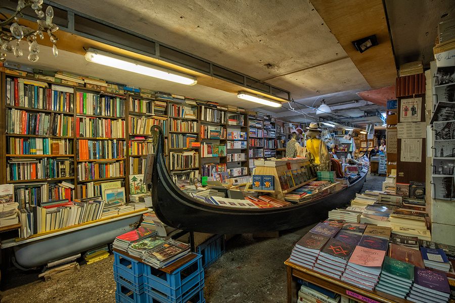 Libreria Acqua Alta in Venetië, Italië, waar boeken in een gondel en badkuipen worden bewaard tegen het water, een bijzondere boekhandel voor een literaire reis met albelli.