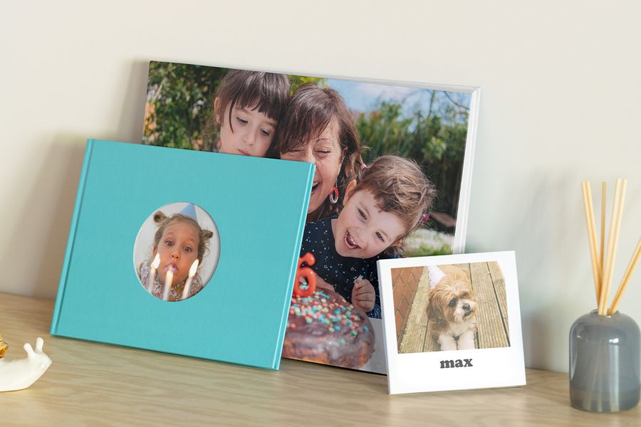 Drie albelli fotoboeken: een fotoalbum verjaardag met een oma en kleinkinderen, een eerste verjaardag fotoboek van een meisje dat kaarsjes uitblaast, en een verjaardag fotoboek met de hond Max.