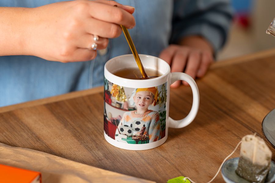 Een gepersonaliseerde mok van albelli met een jongen en een voetbaltaart, een leuk verjaardagscadeau naast een fotoalbum verjaardag of verjaardag fotoboek.