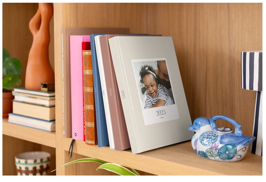 Een plank vol met gesloten hardback premium layflat jaarboeken van albelli, de ideale manier om een fotoboek maken of fotoalbum maken van het jaar te vieren.