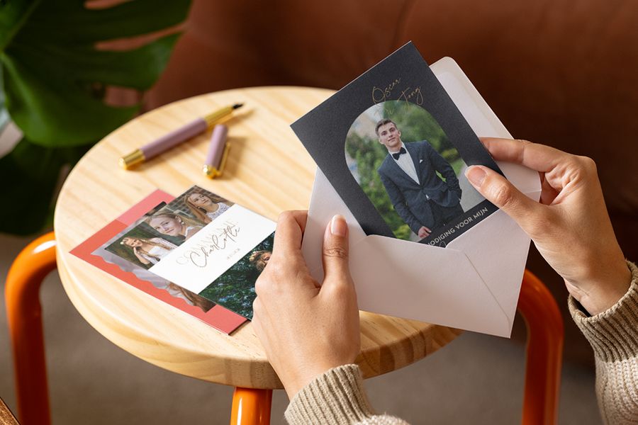 Iemand die gepersonaliseerde communiekaartjes en uitnodigingen bekijkt voor de eerste communie 2026 bij albelli.