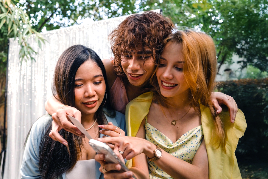 Drie vrienden in feestelijke kleding op een bruiloft doen mee aan een bruiloft spelletjes-speurtocht met foto’s, als inspiratie voor albelli bruiloft spelletjes en entertainment op de bruiloft.