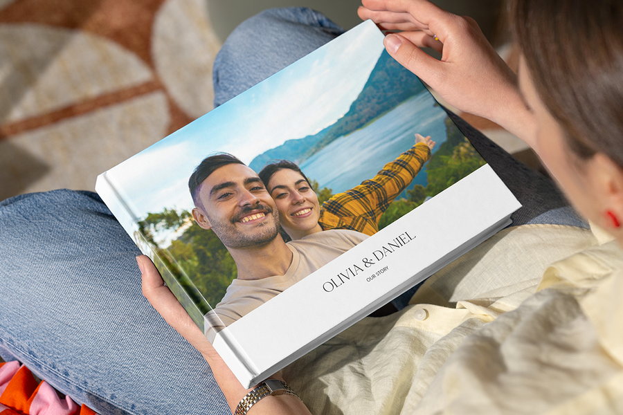 Een gepersonaliseerd albelli fotoboek met een gelukkig stel op een mooie locatie op de cover, als illustratie van een fotoboekverrassing als romantisch aanzoekidee.
