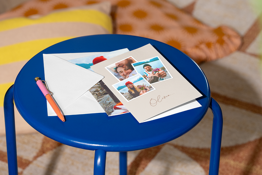 Een gepersonaliseerde albelli kaart met verschillende foto’s van een gelukkig stel, als illustratie dat een persoonlijke kaart een lieve en betekenisvolle manier kan zijn om een aanzoek te doen.