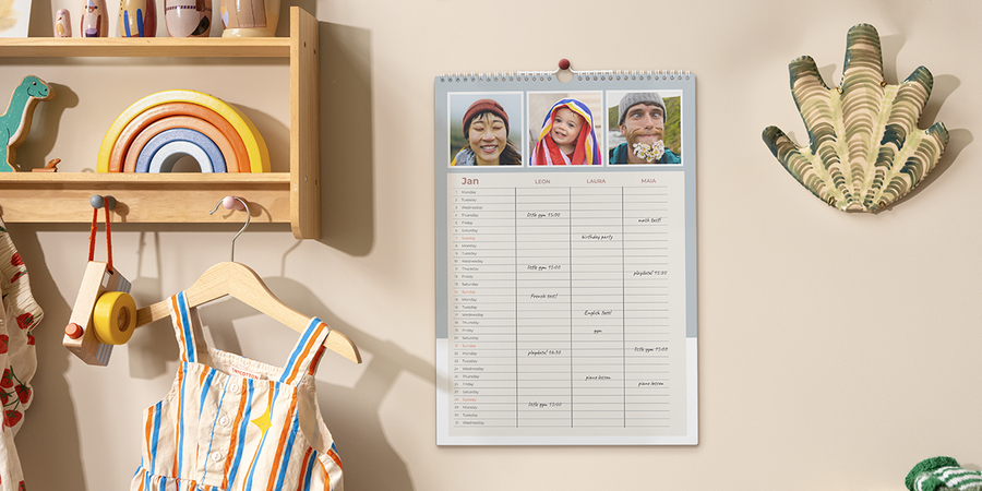 Een gezinsplanner staat in een familiekeuken, als inspiratie voor vakantie met kinderen, gezinsplanning en reisspelletjes met albelli.
