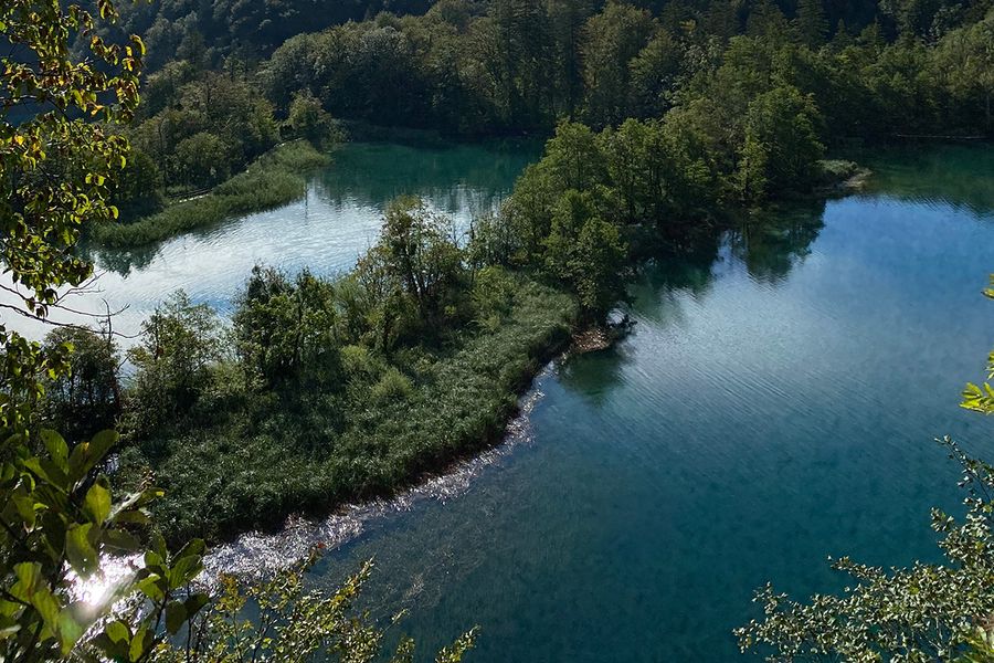 Kolkende emeraldgroene watervallen en houten vlonderpaden over turquoise water bij het Nationaal Park Plitvicemeren in Kroatië, een van de mooiste natuurparken van Europa uit albelli's gids.