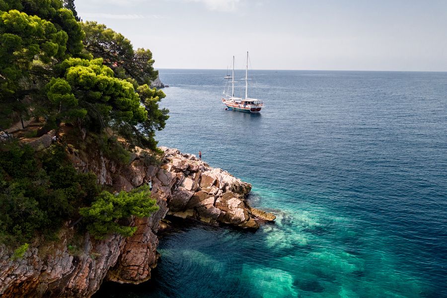 Felle turquoise zee genesteld tussen krijtwitte kalkstenen kliffen bij Nationaal Park de Calanques in Frankrijk, een van de beste natuurparken van Frankrijk uit albelli's gids.