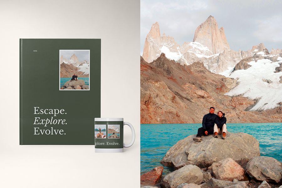 Een fotoboek en mok in het Editorial Earth-ontwerp van albelli, naast een afbeelding van een koppel op een rots met bergen en water op de achtergrond, met gedurfde omslagtypografie en natuurlijke kleuren.