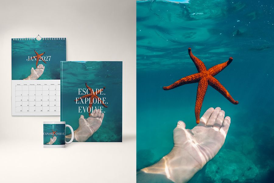 Een fotoboek, mok en kalender in het Endless Escape-ontwerp van albelli, met een afbeelding van een hand die naar een zeester onder water reikt, ideaal voor strandvakanties en eilandhoppen.
