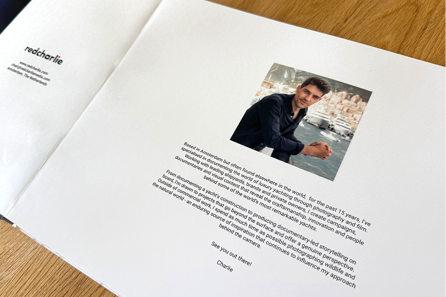 Een geopende spread uit het fotoboek van Charl van Rooy toont de openingspagina met een portret van hem en een introductie van zijn fotografiestijl, ter illustratie van albelli's tips voor het structureren van een fotografieportfolio.