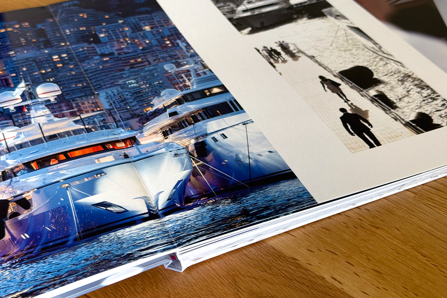 Een geopende spread uit het fotoboek van Charl van Rooy toont hoe de layflat-uitvoering ervoor zorgt dat foto's naadloos over de pagina lopen, wat zijn fotografieportfolio makkelijker maakt om te presenteren.