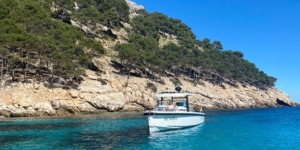 Gemma, copywriter bij albelli, zit op een boot voor de kust van Ibiza en introduceert haar favoriete septembervakantiebestemmingen in Europa.