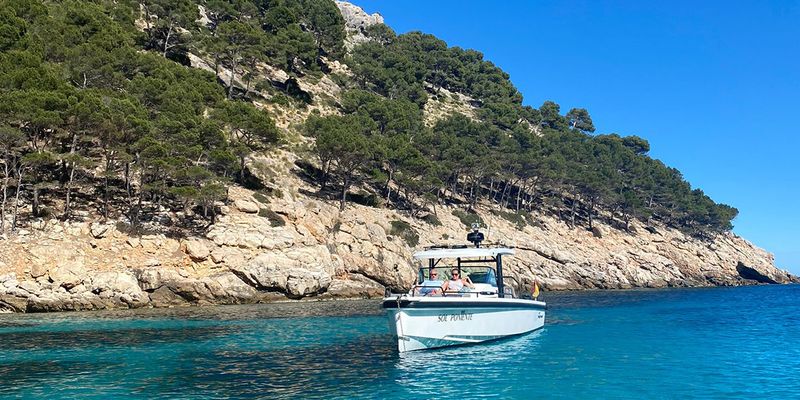 Gemma, copywriter bij albelli, zit op een boot voor de kust van Ibiza en introduceert haar favoriete septembervakantiebestemmingen in Europa.