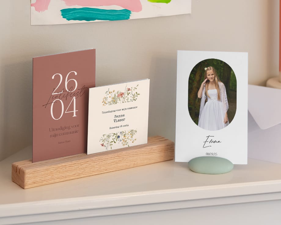 Een plank met verschillende communiekaarten en bijpassende staanders.