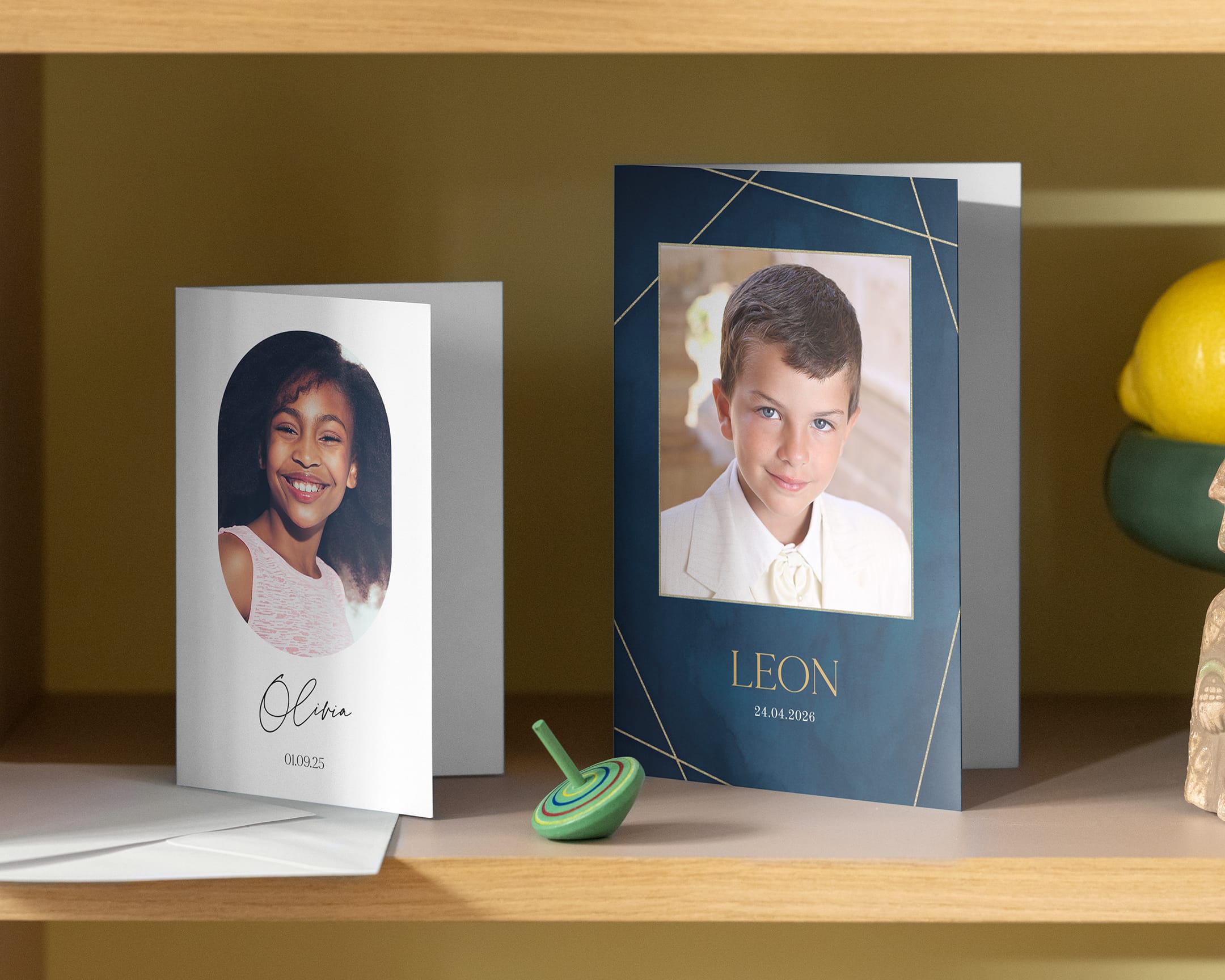 Open communiekaart met foto’s van kinderen en enveloppen