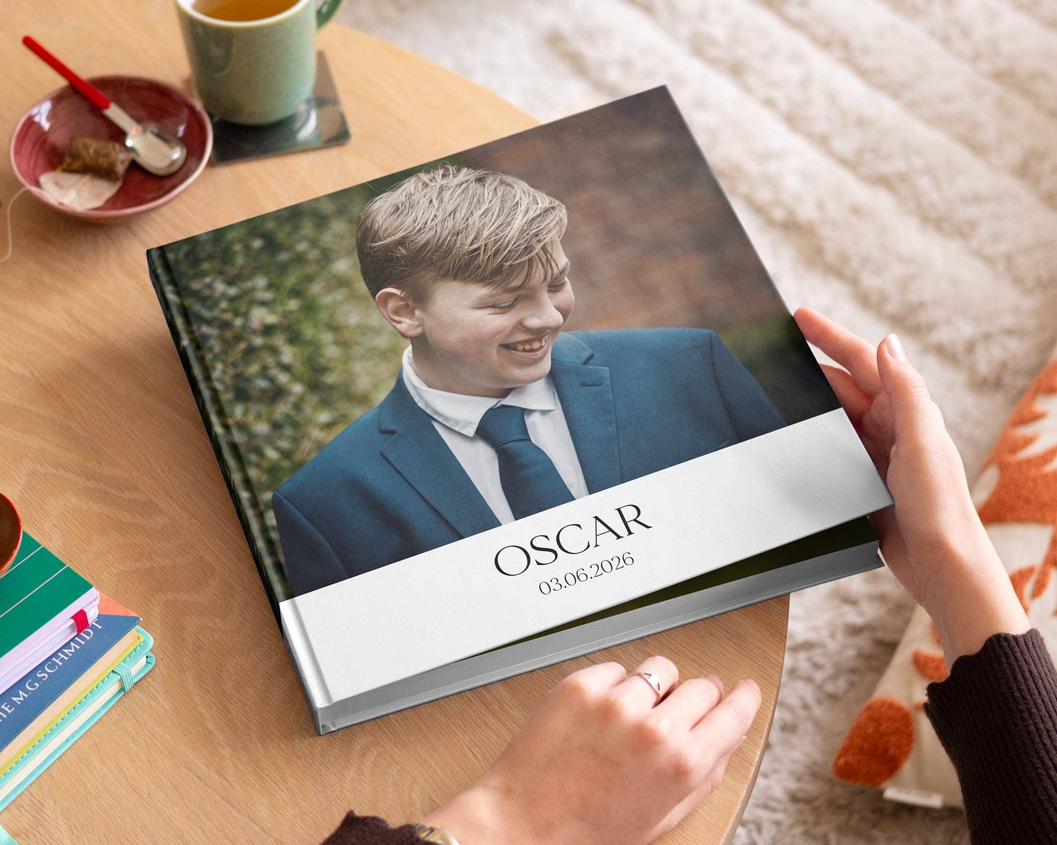 Open fotoboek voor de communie met foto’s van kinderen