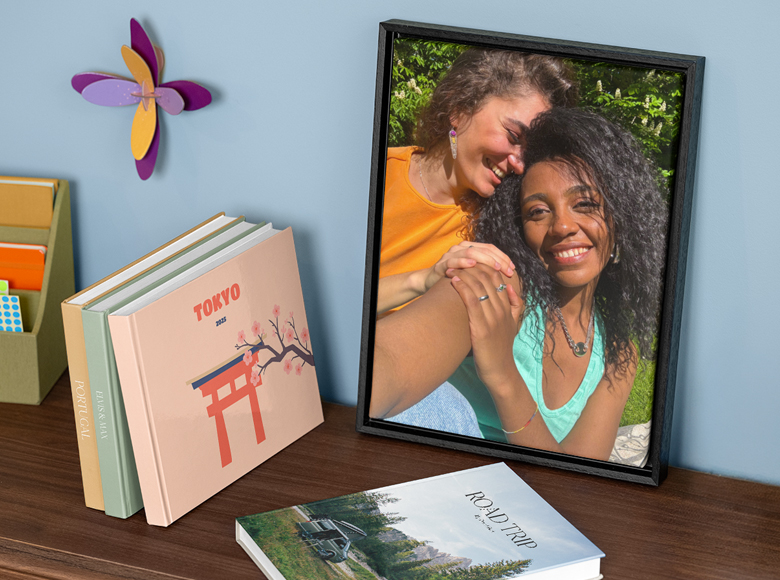 Een gepersonaliseerde wanddecoratie en verschillende gepersonaliseerde fotoboeken op een plank