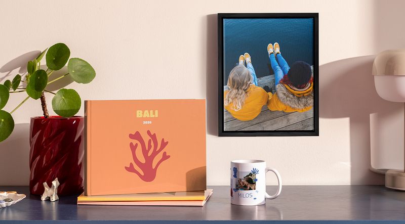 Gepersonaliseerde fotoproducten van albelli, waaronder een fotoboek, ingelijste wanddecoratie en een mok.