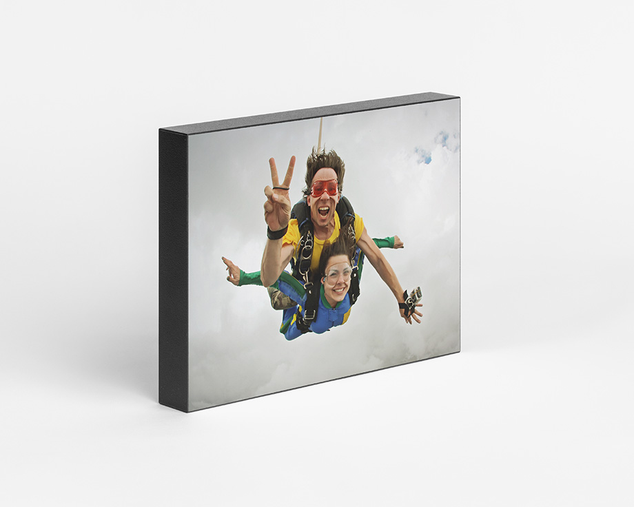 Een fotoblok met een foto van twee mensen die parachutespringen