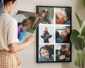 Een vrouw die gepersonaliseerde wanddecoratie bewondert