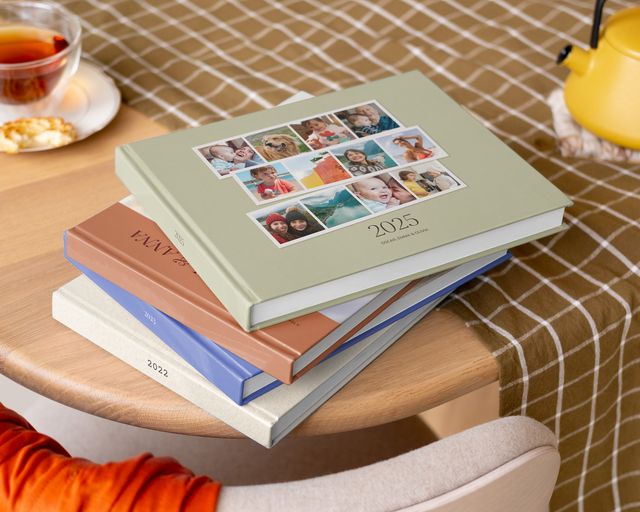 Een stapel gepersonaliseerde fotoboeken op een tafel