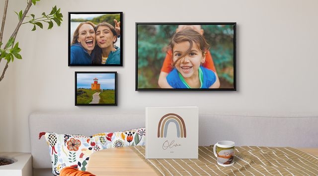 Woonkamer met ingelijste wanddecoratie, fotoboek en mok