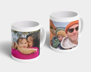 Twee mokken met gezinsfoto's