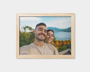 Ingelijste poster met een selfie van een stel
