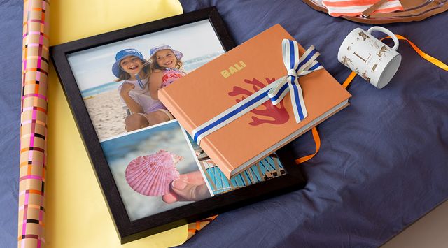 Volop cadeau-inspiratie voor een nieuw huis: een gepersonaliseerd boek, een ingelijste collage en een mok.