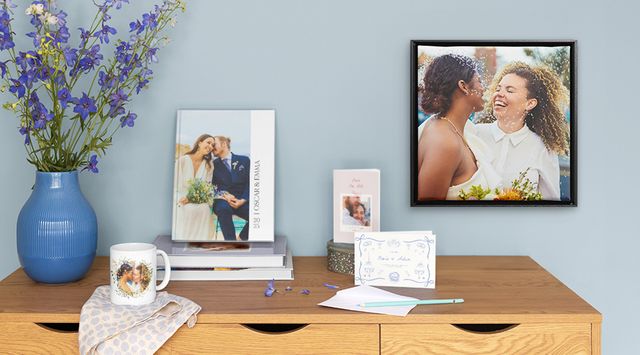 Een collectie gepersonaliseerde trouwproducten met onder andere fotoboeken, fotokaarten en wanddecoratie