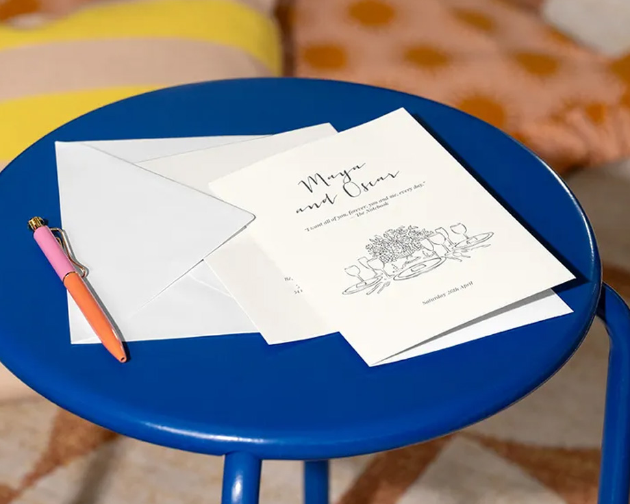 Een collectie gepersonaliseerde albelli trouwkaarten in verschillende formaten, ter illustratie van verschillende manieren om de trouwtekst te presenteren.