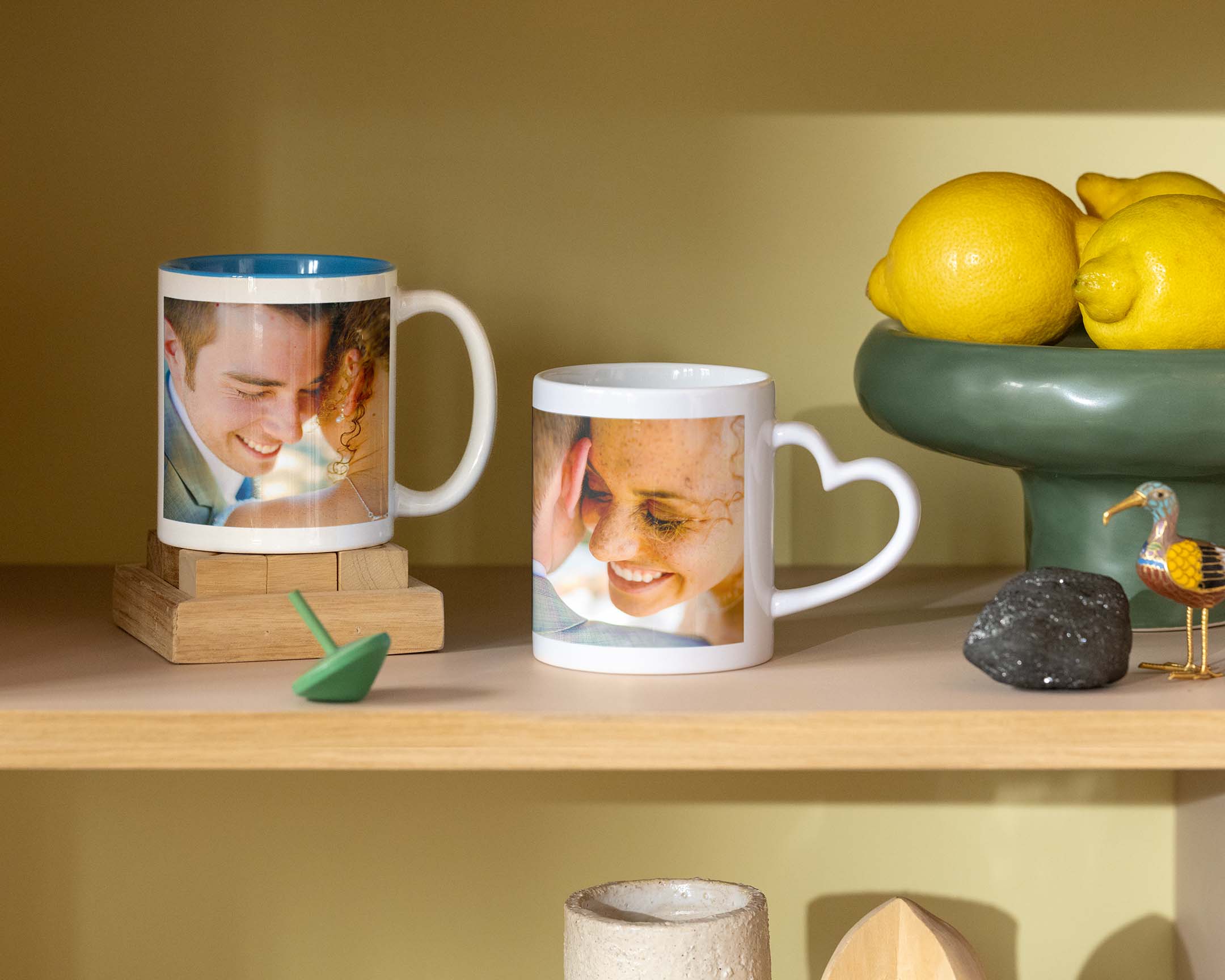 Twee gepersonaliseerde mokken met trouwfoto's, waarvan één met een hartvormig handvat.