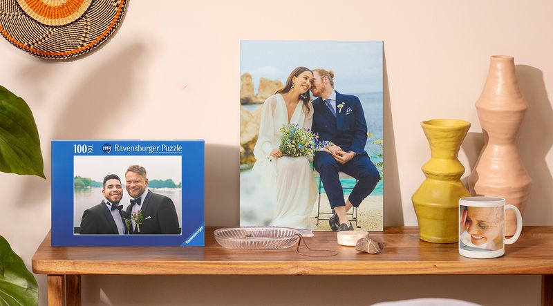 Gepersonaliseerde huwelijkscadeaus van albelli: wanddecoratie, een mok en een puzzel.