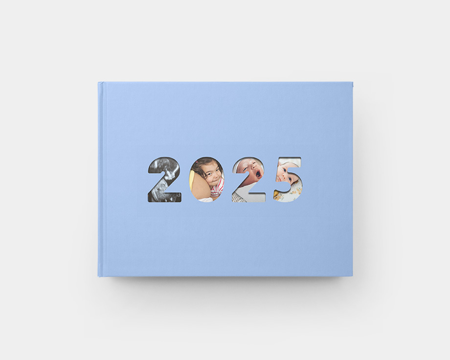 Foto-jaarboek met venster in de kaft