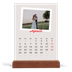Bureaukalender met houten standaard  — Karmijnrode handtekening [April]