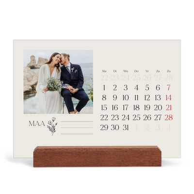 Bureaukalender met houten standaard  — Initialen in bloei [Maart]