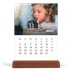 Bureaukalender met houten standaard  — Schuingedrukte letters [omslag]